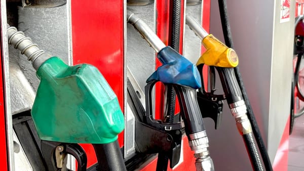 Noi ieftiniri la pompă. Prețul benzinei scade cu 15 bani, iar al motorinei - cu cinci