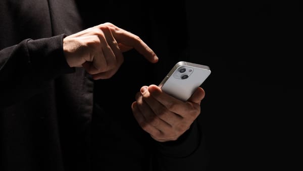 Noi cazuri de fraudă telefonică. O femeie a luat un credit bancar și trei microcredite pentru a transfera bani escrocilor