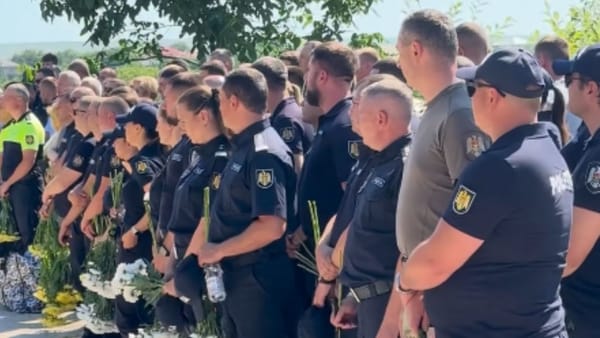 VIDEO/ Polițistul Nicolae Dragan, petrecut pe ultimul drum. La procesiune a participat ministra de Interne și șeful IGP