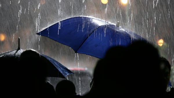 Scăpăm de codul portocaliu de instabilitate atmosferică, dar nu și de cel galben. Meteorologii au actualizat avertismentele