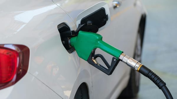 Motorina se scumpește, benzina  bate pasul pe loc. Cât vor costa carburanții în perioada 13-15 iunie