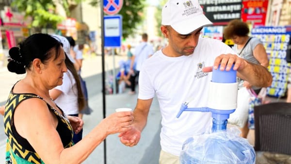 Apă rece și prim ajutor: Adresele corturilor anticaniculă din Chișinău