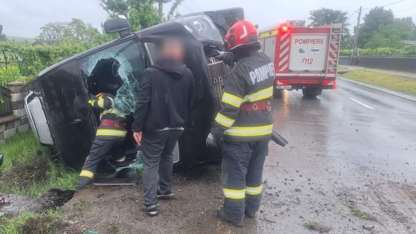 FOTO/ Un microbuz înmatriculat în R. Moldova s-a răsturnat în România. Un moldovean a ajuns la spital
