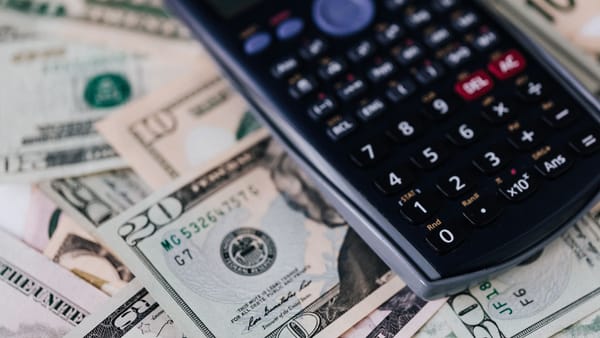 Valutele principale cresc joi, cu excepția hrivnei. Cât valorează euro și dolarul