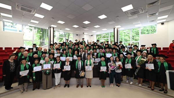 Ei demonstrează că niciodată nu e prea târziu să înveți. Peste 90 de seniori au absolvit Universitatea Vârstei a Treia la USM
