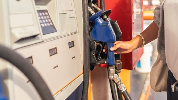 Benzina se ieftinește ușor, motorina se scumpește cu trei bani. Noile prețuri ANRE