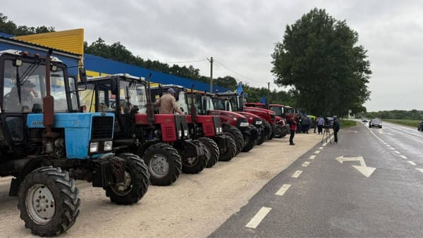 VIDEO/ Fermierii au ieșit din nou în stradă. Tehnica agricolă staționează pe mai multe trasee naționale