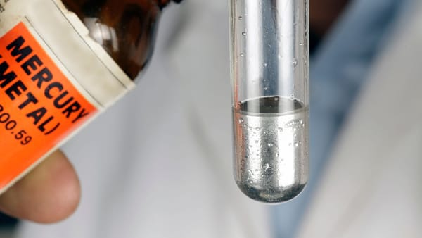 Șase intoxicații cu mercur în doi ani. În R. Moldova mai sunt stocate zeci de kilograme din substanța toxică