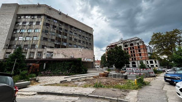 FOTO/VIDEO Protest la Primăria Chișinău după demolarea „Apartamentului Deschis”. Comunitatea cere reconstruirea spațiului