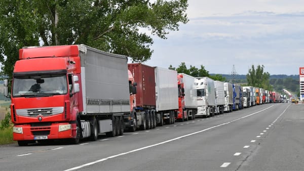 Circulația camioanelor de peste 7,5 tone, restricționată în România. Mai multe vehicule staționează la frontieră