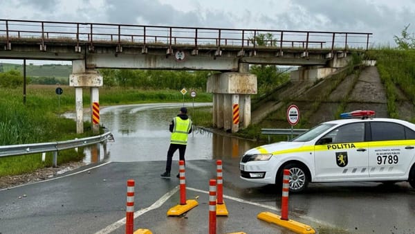 Atenție! Circulație blocată lângă Podul Negrești din Strășeni din cauza acumulării de apă pe carosabil
