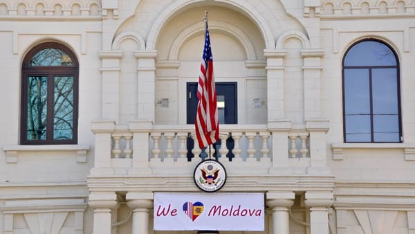 După aproape doi ani de interimat, SUA ar putea avea un nou ambasador în R. Moldova. Nominalizarea a fost trimisă Senatului