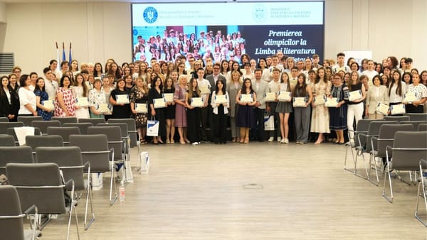 Performanțele la limba română și istorie, răsplătite. 80 de elevi și profesorii lor au fost premiați