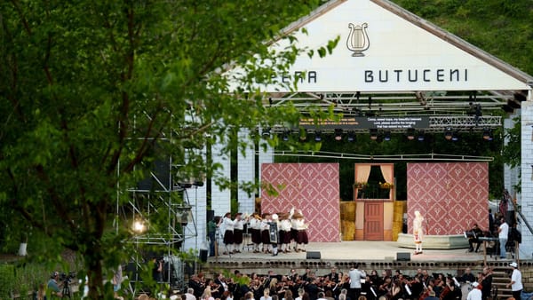 „DescOperă” a revenit la Butuceni. Festivalul aniversar a început cu „Bărbierul din Sevilla”
