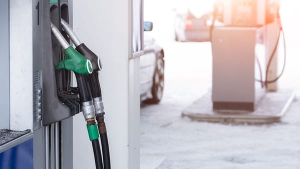 Prețurile la pompă se ieftinesc. Mâine, motorina pierde 29 de bani, iar benzina 17 bani