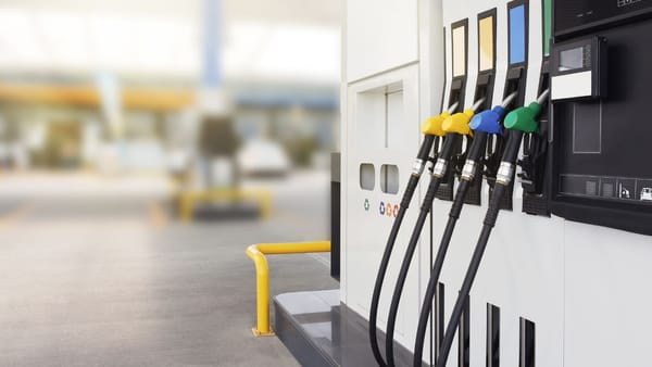 Vești bune pentru șoferi înainte de weekend. Motorina coboară sub 26 de lei, iar benzina sub 28 de lei