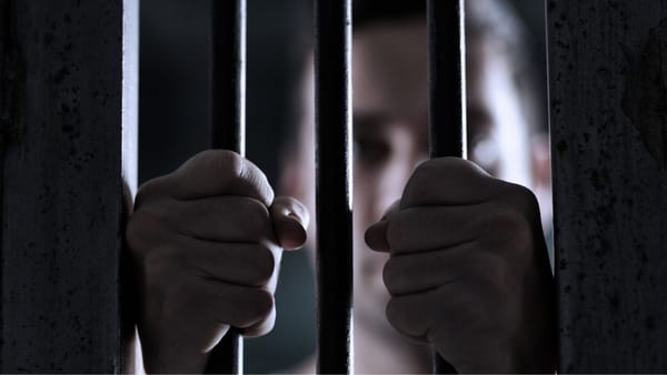 Tânărul care și-a ucis mama, profesoară la clasele primare în Chișinău, a fost condamnat la 16 ani de închisoare
