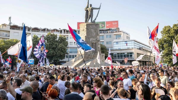 Proteste în Serbia după ce Aleksandar Vucic și-a anunțat demisia. Manifestanții se tem că va încerca să rămână la putere