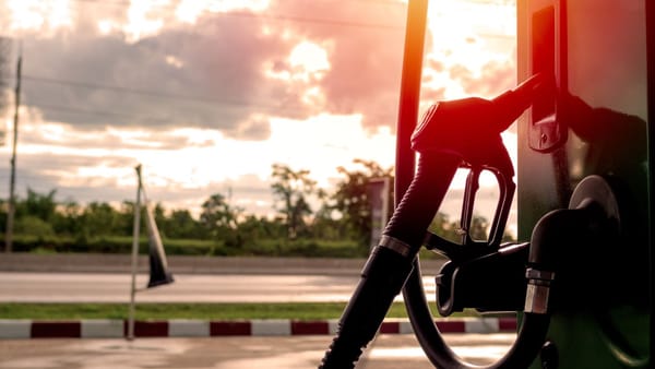 Benzina pierde încă 23 de bani. ANRE a anunțat noile prețuri pentru marți