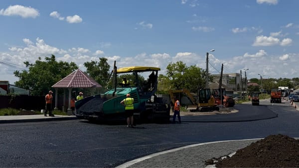 FOTO/ Sensul giratoriu de la intersecția R6 cu drumul spre Peresecina este gata în proporție de 80%