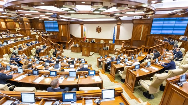 LIVE/ Deputații s-au întrunit în ședință. Pe agendă: legea mass-media, transportul feroviar și proiecte cu sigla UE