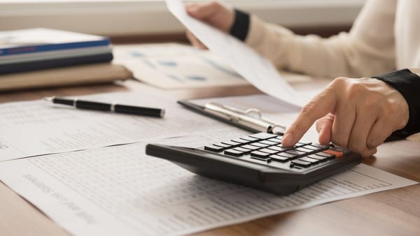 Dobânzi calculate greșit și clauze abuzive în contracte. Ce a găsit Comisia Pieței Financiare la bănci și prestatori de plăți