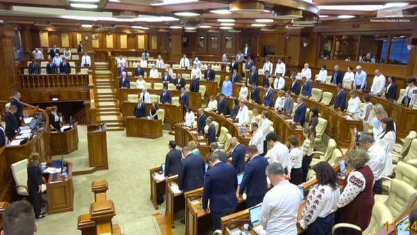 VIDEO/ Minut de reculegere în Parlament pentru cei doi polițiști morți în accidentul de la Sîngerei