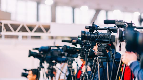 O nouă lege pentru mass-media ajunge în Parlament. Ce se schimbă pentru presă