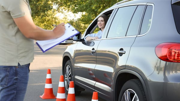 VIDEO/ Candidații la permis vor putea susține proba practică alături de instructor. Cum va funcționa noua opțiune?