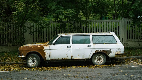 Vehiculele abandonate ar putea dispărea din curți, parcări și de pe trotuare. Un proiect de lege propune noi reguli