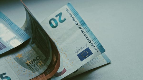 Euro crește ușor, iar dolarul se ieftinește. Cursul valutar pentru marți, 2 iunie