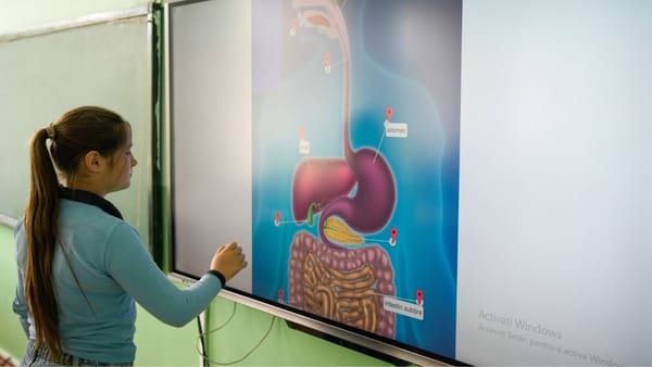 Lecții mai interactive la un gimnaziu din Strășeni. Elevii vor învăța cu echipamente digitale noi