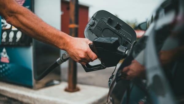 Vești bune pentru șoferi. Carburanții continuă să se ieftinească