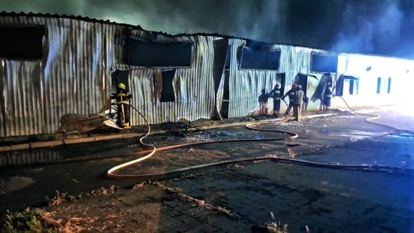 FOTO/ Incendiu puternic la un depozit din Chișinău. Aproape întreaga clădire a fost distrusă