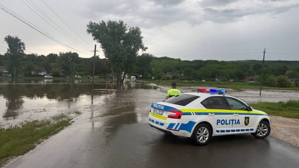 FOTO/VIDEO Ploile au blocat drumuri în mai multe localități. Patru persoane au fost evacuate dintr-o mașină la Pănășești