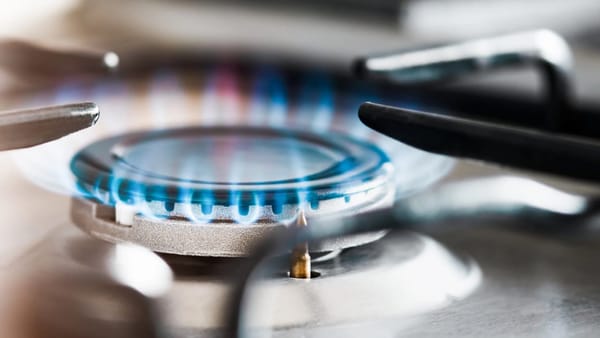 ANRE ajustează tarifele de „ultimă opțiune”: gazele naturale se ieftinesc, energia electrică se scumpește ușor