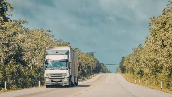 Restricții pentru camioanele de peste 12 tone din cauza caniculei. AND anunță limitări de trafic