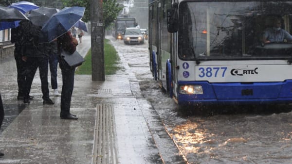 Ploile afectează circulația transportului public din Chișinău: întârzieri și posibile redirecționări de trasee