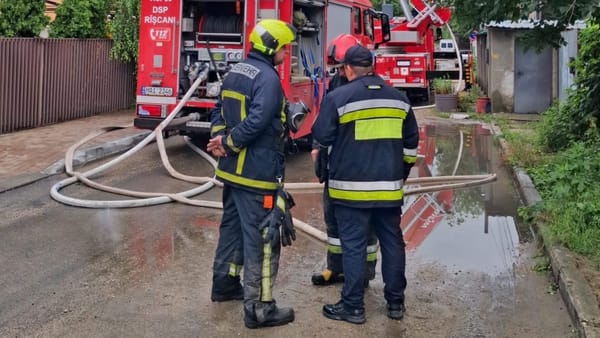 Incendiu la mansarda unui bloc din Chișinău. Pompierii au evacuat 15 persoane, inclusiv cinci copii