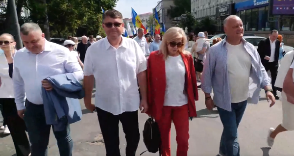 În capitală a avut loc marșul Familiei. Participanții desfășoară un miting în scuarul Catedralei Mitropolitane
