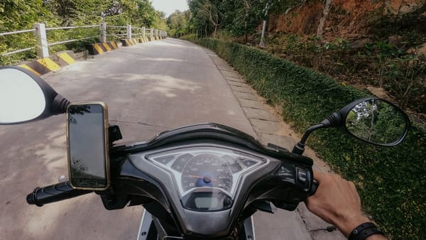 Motociclist fără cască, urmărit de poliție la Cahul: incidentul a degenerat în violențe și vandalism