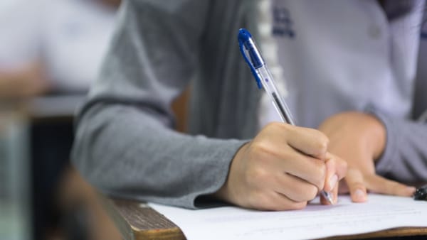Șase lucrări de examen, anulate după descoperirea unor modificări făcute după evaluare. CNE cere anchete