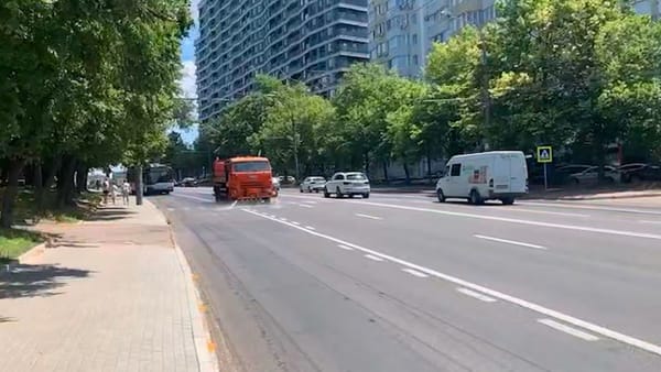 Primăria reia stropirea străzilor pe timp de caniculă: Se utilizează apă tehnică din Mina Chișinău