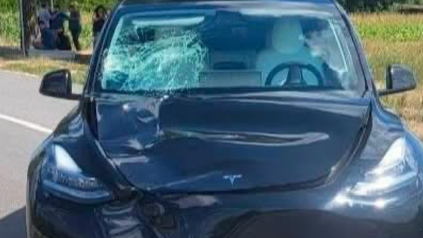 Femeie de 74 de ani, lovită mortal de un automobil Tesla la Telenești. Victima traversa neregulamentar
