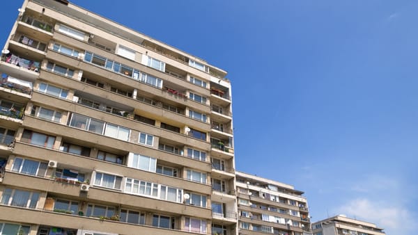 Facturi mai mici pentru locatari: statul va garanta credite pentru renovarea blocurilor și va subvenționa dobânda