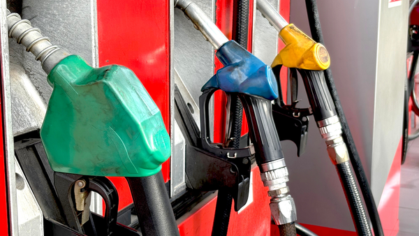 Guvernul amână cu 30 de zile aplicarea taxei de 48 de bani per litru la carburanți pentru formarea rezervelor strategice