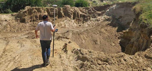 Extragere de argilă și nisip, depistată la Văleni. Inspectorii de mediu au pornit verificări