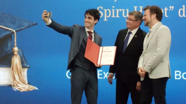 „Noi suntem cei care vor aduce schimbarea”. Absolvenții cu media 10 la BAC, premiați în cadrul unei ceremonii festive