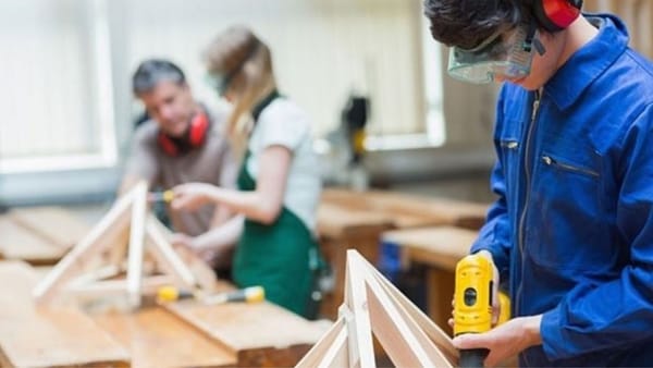 Companiile care pregătesc elevi prin învățământul dual vor putea recupera jumătate din cheltuieli
