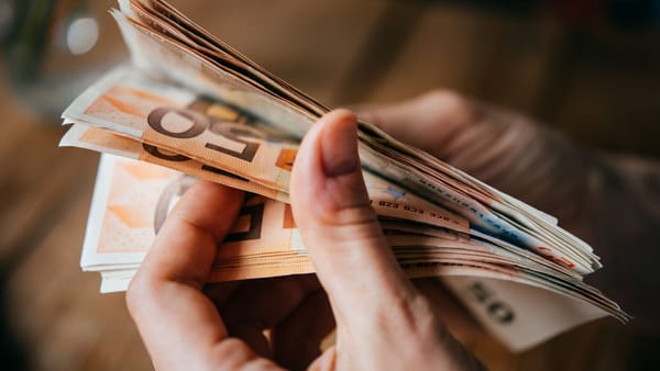Curs valutar, 9 iulie: Euro pierde din valoare, iar dolarul american se apreciază
